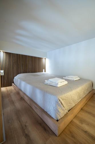ein Bett mit zwei Handtüchern darauf in einem Zimmer in der Unterkunft Estia Loft in Giannitsa
