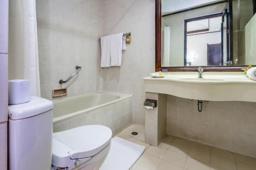 Ένα μπάνιο στο Inna Bali Heritage Hotel