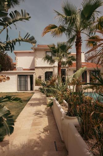 ein Haus mit Palmen und einer Auffahrt in der Unterkunft Art otel in Alacati