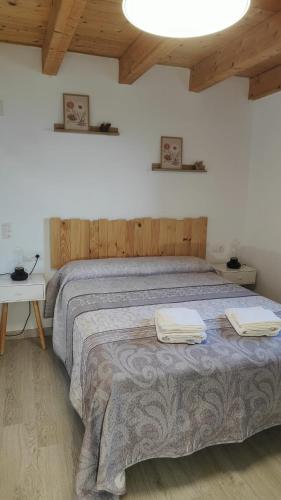a bedroom with a bed with two towels on it at Casa Rural Chuan Murillo in Bestué