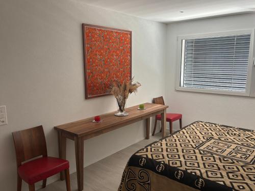 a bedroom with a bed and a table and chairs at Chambre chez l'habitant in Saxon
