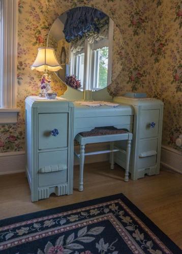 a dressing room with a mirror and a dressing table at Alexander Mansion Bed and Breakfast in Winona