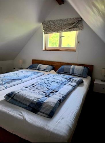 two beds in a bedroom with a window at Ferienhaus am Schulsee in Mölln