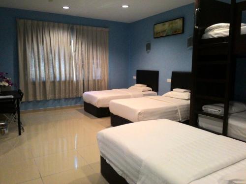 Cama ou camas em um quarto em Sri Packers Hotel