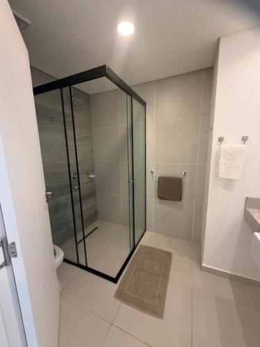 a bathroom with a glass shower and a toilet at Práctico y Cómodo Apartamento en Edificio Vivo Costanera in Encarnación