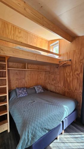 a bedroom with a bed in a tiny house at Tiny house De Wylp in Westergeest