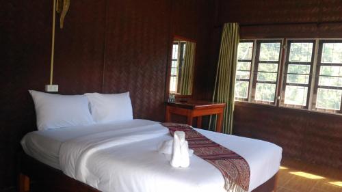 Llit o llits en una habitació de Syvongsack Lodge