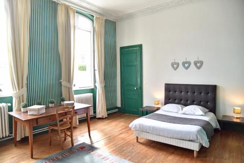 a bedroom with a bed and a desk and a desk at Grand gîte 15 personnes, 9 chambres, 100km de Paris en Exclusivité in Septmonts