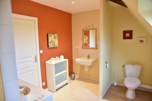 a bathroom with a toilet and a sink at Grand gîte 15 personnes, 9 chambres, 100km de Paris en Exclusivité in Septmonts