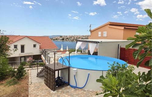 3 Bedroom Cozy Apartment In Okrug Gornji
