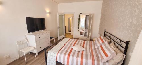a bedroom with a bed with a dresser and a television at Alloggio per uso Turistico Capone Alessia - A DUE PASSI DAL CENTRO in Viterbo