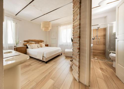 a bedroom with a bed and a bathroom at Villa Curte Nicia in Nizza Monferrato
