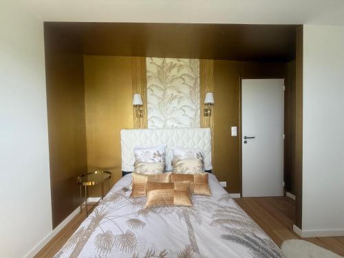 a bedroom with a large bed with a large headboard at L Œil de L Horizon in Lanildut