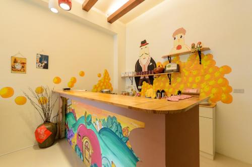 una cucina con un piano di lavoro colorato in una stanza di Love Door B&B a Città di Taitung