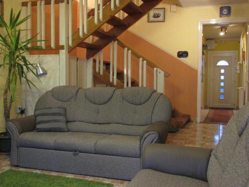 Ein Sitzbereich in der Unterkunft Bazis Guesthouse