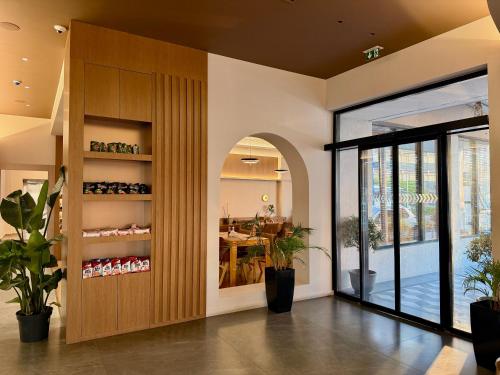 a room with a shop with a large glass door at Terminal Hotel in Krujë