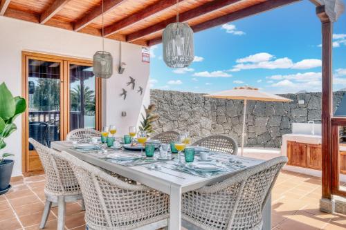 Villa Los Yeyos - Ocean views, Pool, BBQ and Billiard By Lanzarote Vacation Homes