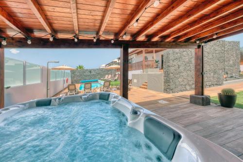 Villa Los Yeyos - Ocean views, Pool, BBQ and Billiard By Lanzarote Vacation Homes