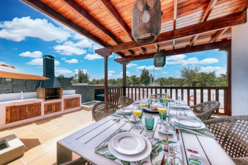Villa Los Yeyos - Ocean views, Pool, BBQ and Billiard By Lanzarote Vacation Homes