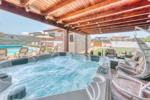 Villa Los Yeyos - Ocean views, Pool, BBQ and Billiard By Lanzarote Vacation Homes