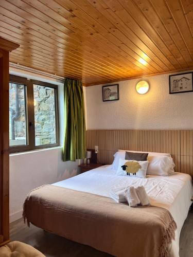 a bedroom with a large bed with a wooden ceiling at ABELLETES - K31 DeuSol - Vall d'Incles - Soldeu Hut 6057 in Incles