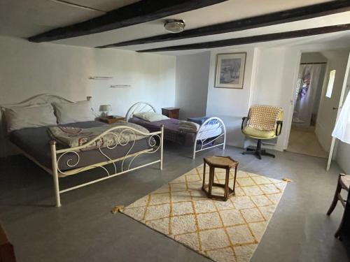 a bedroom with a bed and a table and chairs at Le refuge du templier in Plaisance