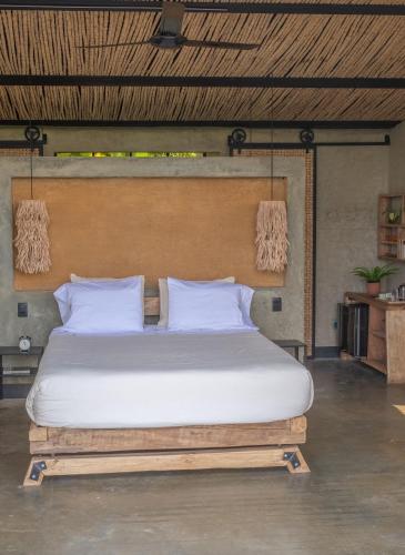 een slaapkamer met een groot bed in een kamer bij Macana Eco Hotel in Montenegro