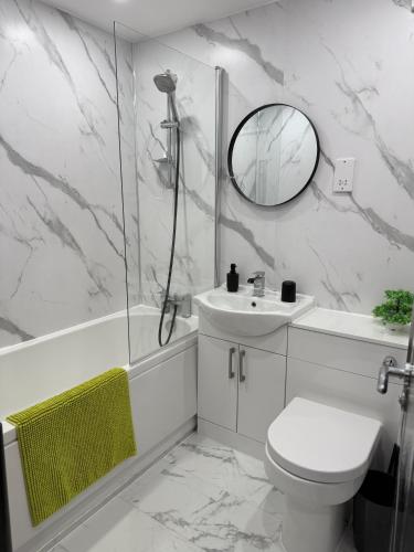 a bathroom with a sink toilet and a mirror at Erskine Apartment in Erskine