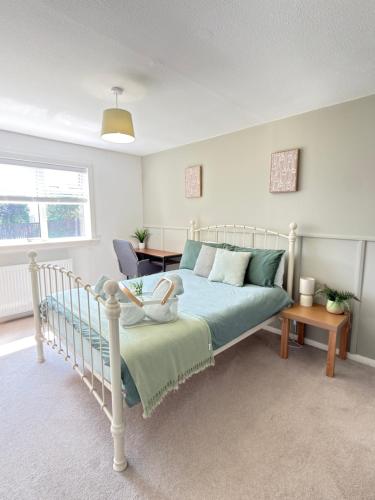a bedroom with a bed in a room at Erskine Apartment in Erskine