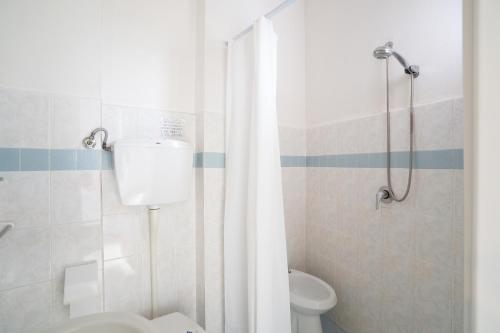 un bagno con doccia, WC e lavandino di Arix Hotel a Rimini