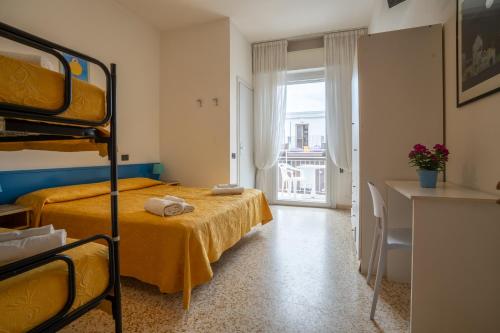 una camera da letto con due letti a castello e una finestra di Arix Hotel a Rimini