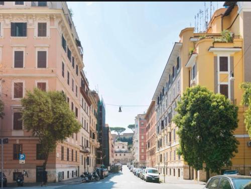 Elegant Apartment Steps from the Vatican Museums