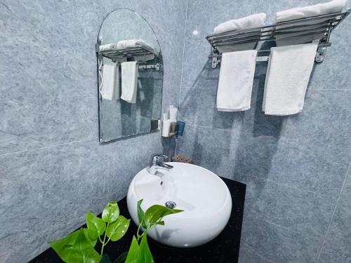 a bathroom with a white sink and a mirror at Thịnh Vượng Hotel in Dong Hoi