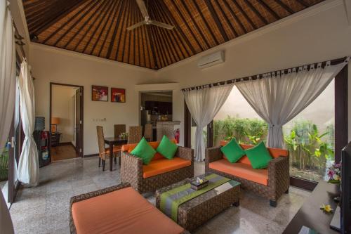Posezení v ubytování The Reika Villas by Nagisa Bali