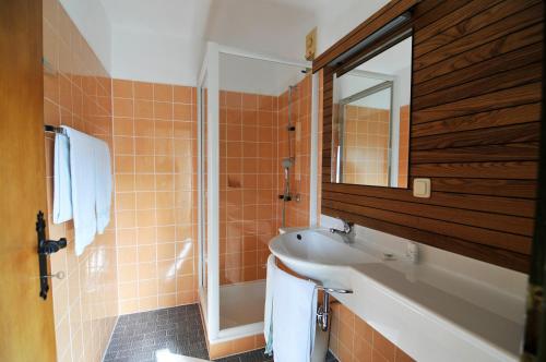 Bathroom sa Landgasthof Kirchenwirt