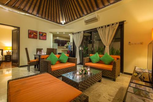 Posezení v ubytování The Reika Villas by Nagisa Bali