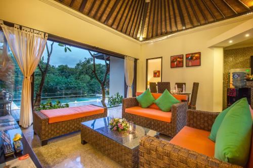 Posezení v ubytování The Reika Villas by Nagisa Bali