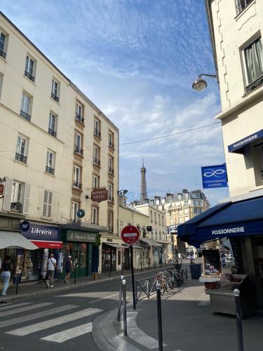Paris 15eme Cozy Studio Walk to Eiffel Tower Steps to Multiple Metro Lines
