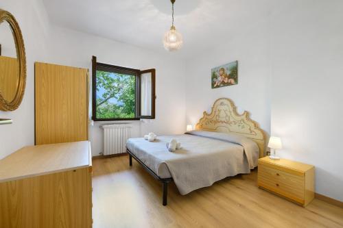 a bedroom with a king sized bed and a window at Casa Antony in Torri del Benaco