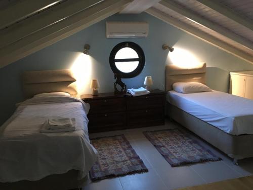 Säng eller sängar i ett rum på Derya Beach Apartment
