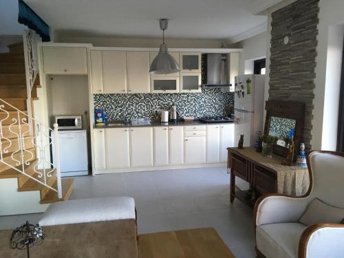 Derya Beach Apartmentにあるキッチンまたは簡易キッチン