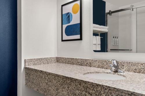a bathroom with a sink and a mirror at City Express By Marriott Gettysburg in Gettysburg