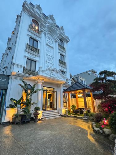 a large white building with aventh floor at Lake Hotel Sóc Sơn in Sóc Sơn