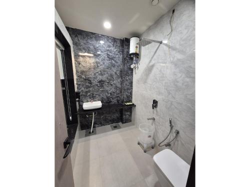 a bathroom with a sink and a toilet in it at Hotel Arena in Nasīrābād
