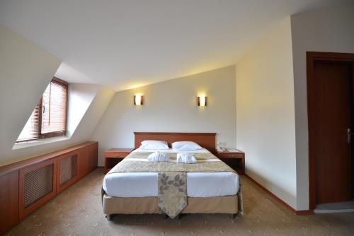 Giường trong phòng chung tại Golden Siyav Hotel
