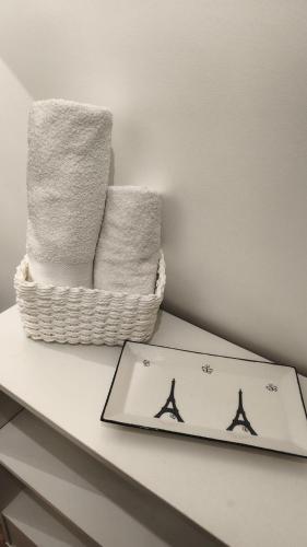 Parisian - 2 Bedroom Apartment near Gare du Nord Direct to Roissy CDG