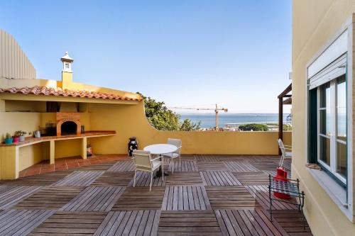 Whome Sunny Terrace Apartment with River Views