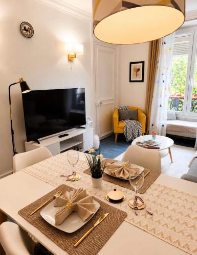 Parisian - 2 Bedroom Apartment near Gare du Nord Direct to Roissy CDG