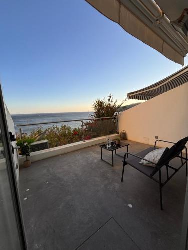 a balcony with a table and a view of the ocean at GuestReady - Beachfront Studio in Sesimbra
