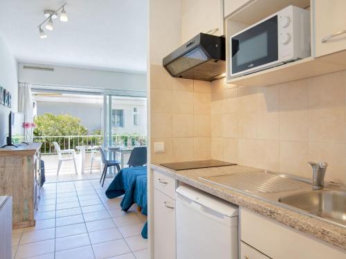 Studio Climatisé Proche Plage et Commerces avec Balcon, Wi-Fi et Parking